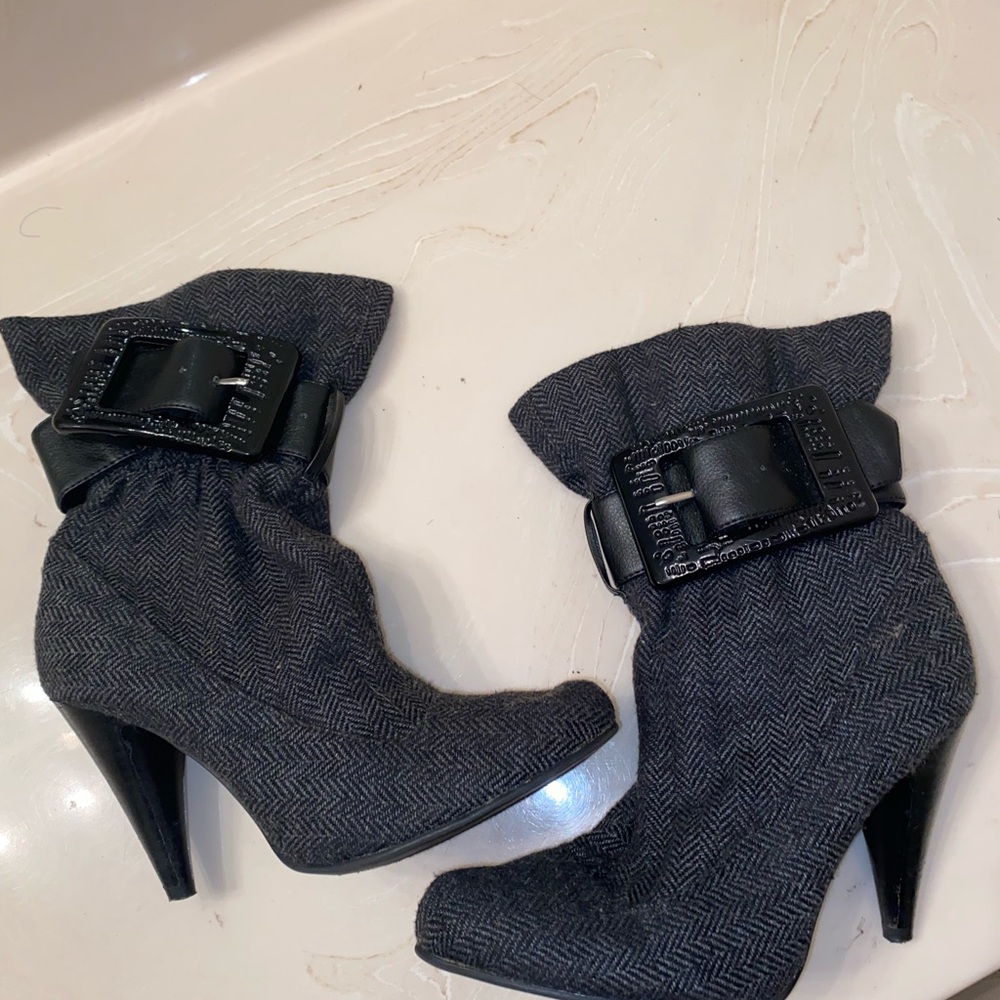 Boots with buckle